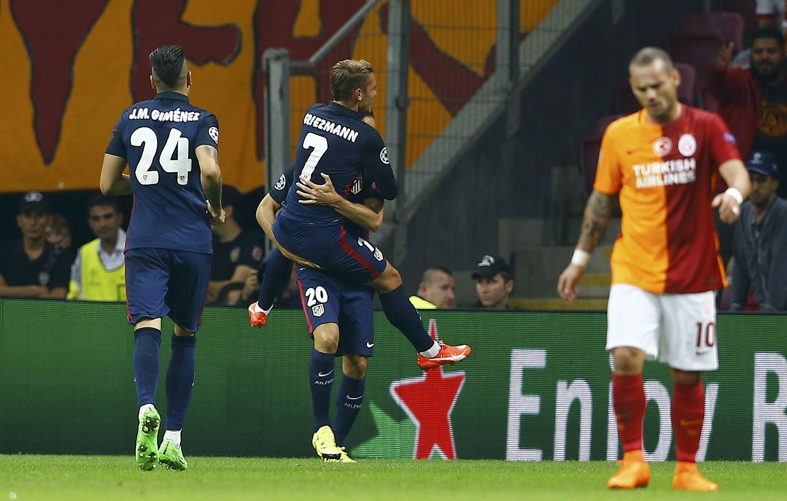 El francés Griezmann celebra uno de sus goles frente al Galatasaray en Estambul.