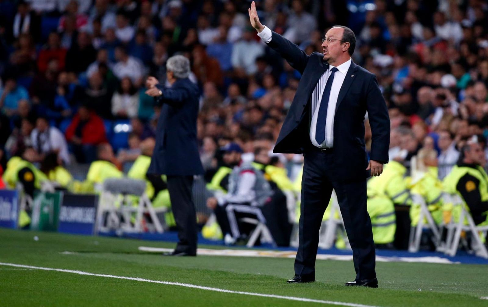 Rafa Benítez dando instrucciones a su equipo durante el partido.