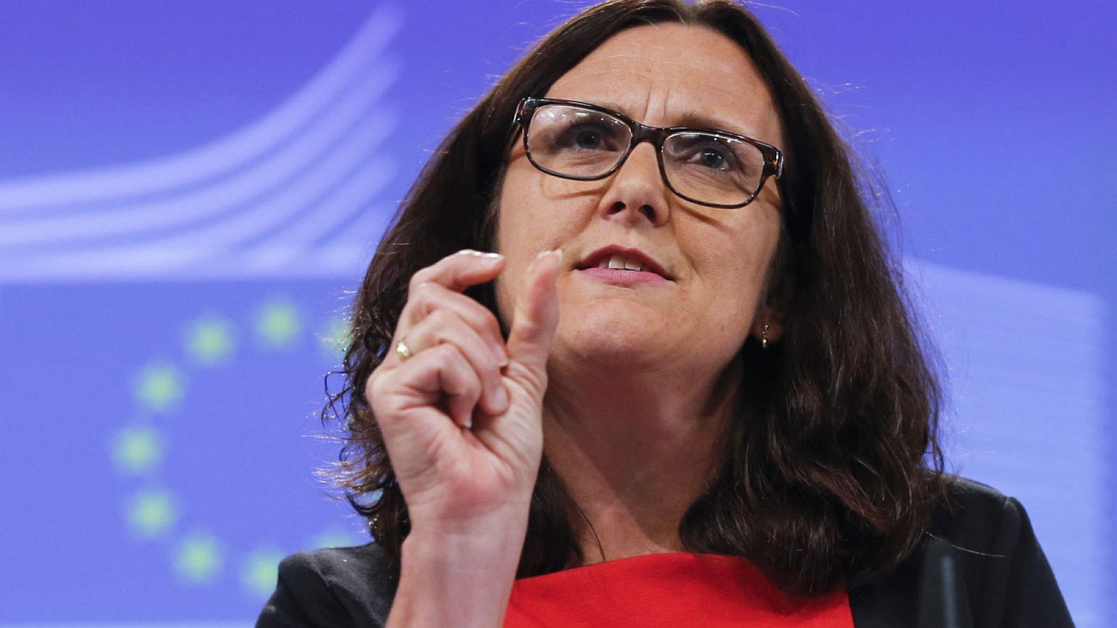 La comisaria europea de Comercio, Cecilia Malmström, durante la presentación de la propuesta de la Comisión Europea sobre los tribunales para dirimir disputas entre inversores y Estados
