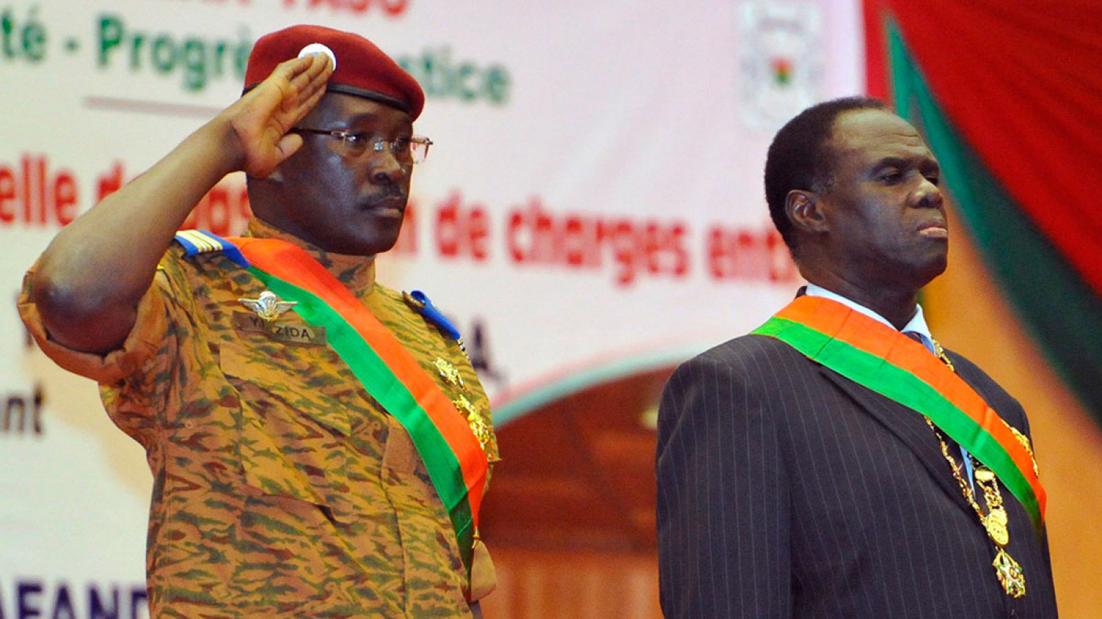 El primer ministro de Burkina Faso, Isaac Zida, y el presidente, Michel Kafando, en una imagen de archivo.