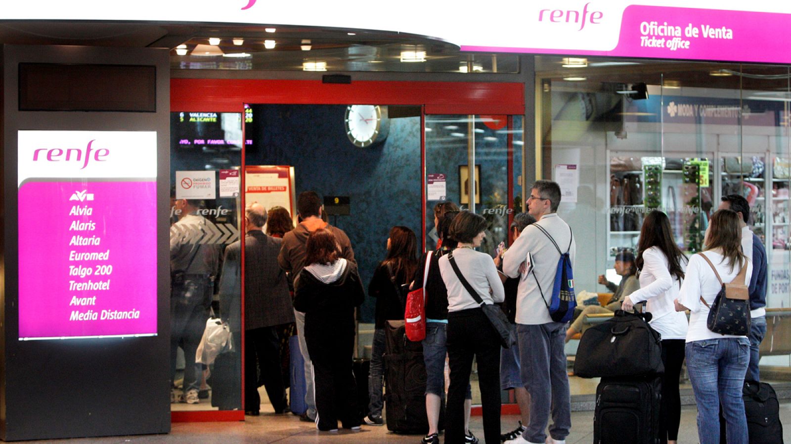 Varias personas esperan en la estación de Atocha de Madrid
