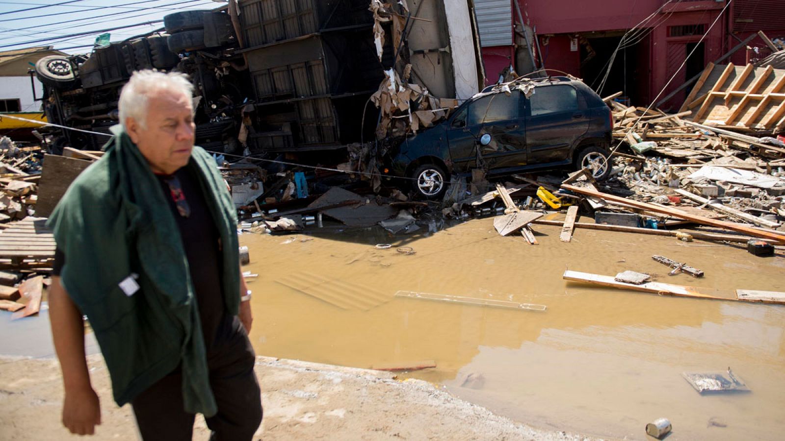 Un hombre pasa ante los escombros causados por el terremoto en Chile.