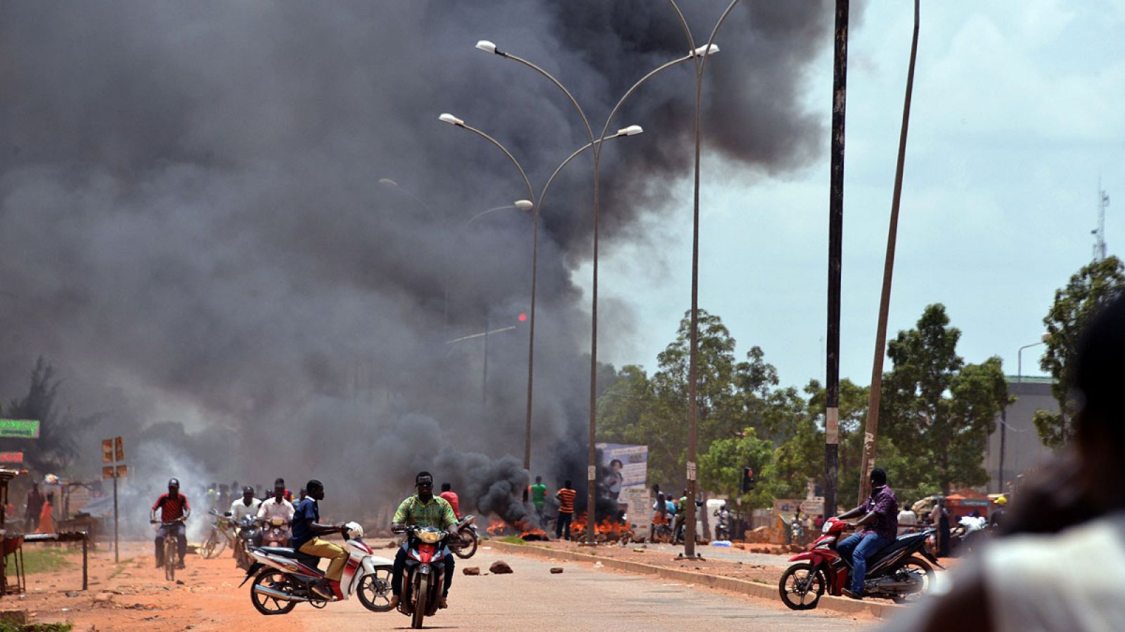 Manifestantes queman neumáticos en la capital de Burkina Faso, Uagadugú, para protestar contra el golpe de Estado militar