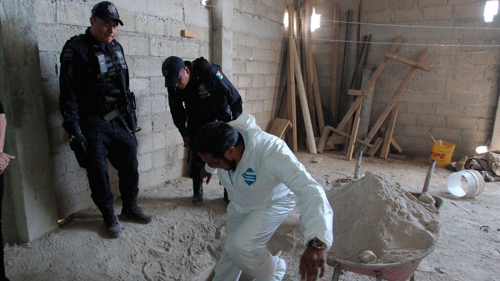 Un investigador inspecciona el interior del túnel por el que escapó el narcotraficante Joaquín "El Chapo" Guzmán de su celda de la cárcel Altiplano, en el Estado de México