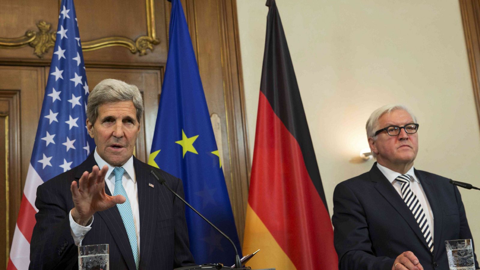 El secretario de Estado de Estados Unidos John Kerry (derecha) y el ministro alemán de Exterior, Frank-Walter Stenmeier, se han reunido en Berlín para tratar la cuestión de los refugiados.