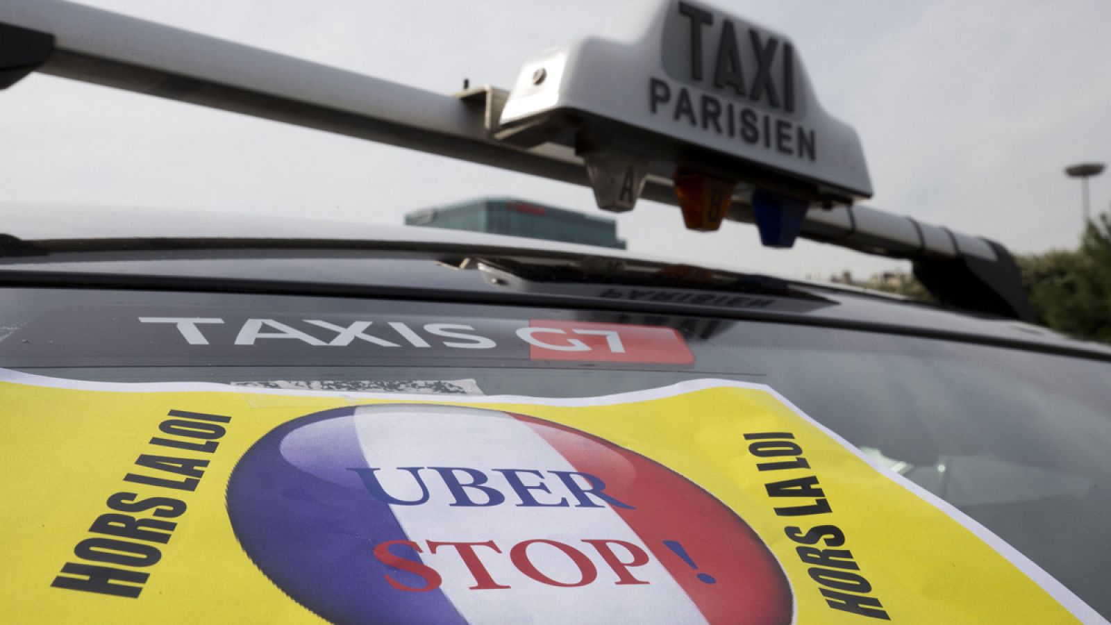 Un taxi de París porta una pancarta en contra de Uber