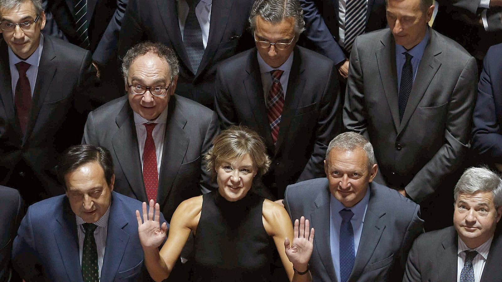 La ministra de Agricultura, Alimentación y Medio Ambiente, Isabel García Tejerina, posa para la foto de familia tras presidir la firma del Acuerdo para la Estabilidad y Sostenibilidad.