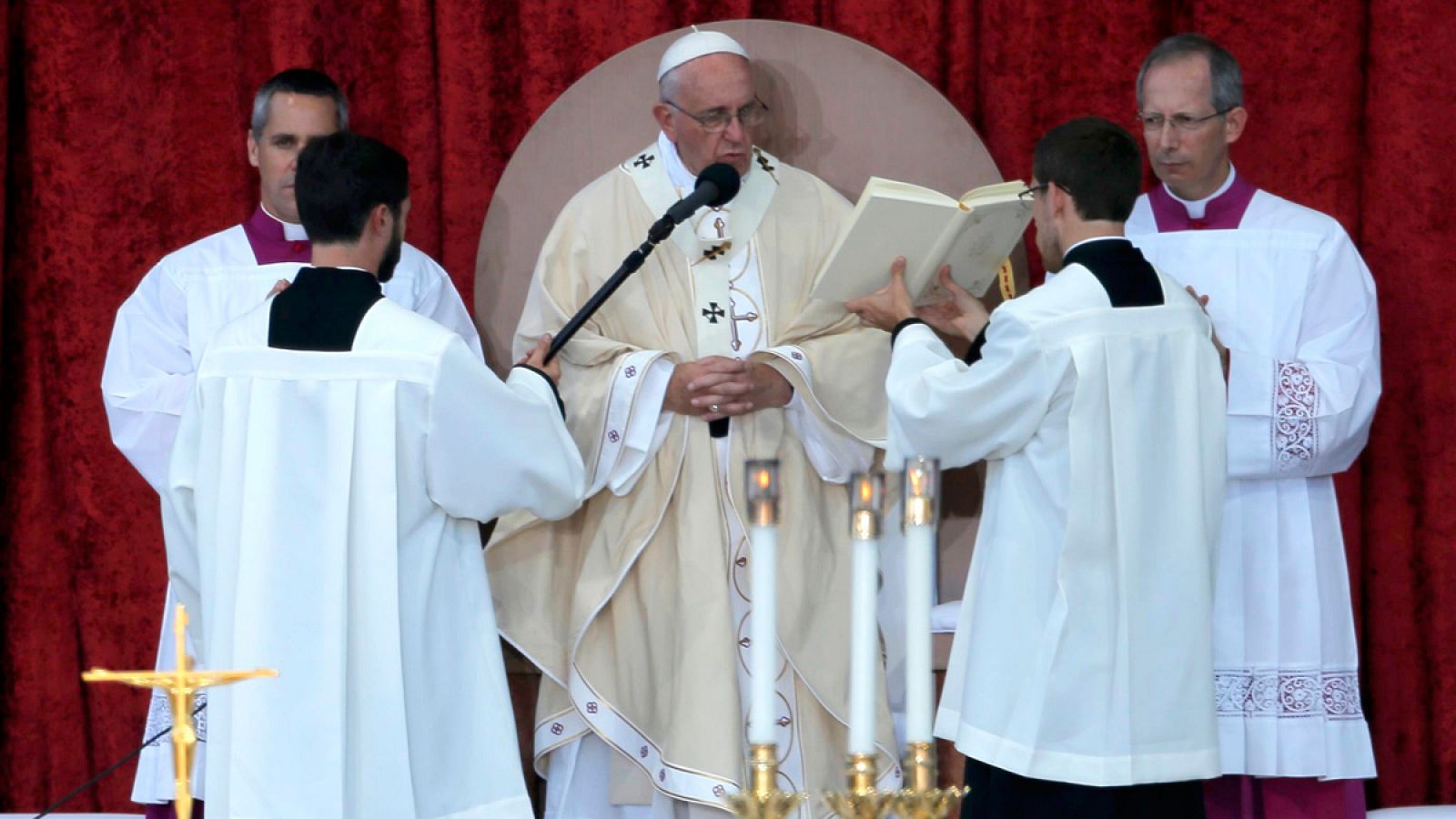 El papa preside la misa de canonización del franciscano Junípero Serra