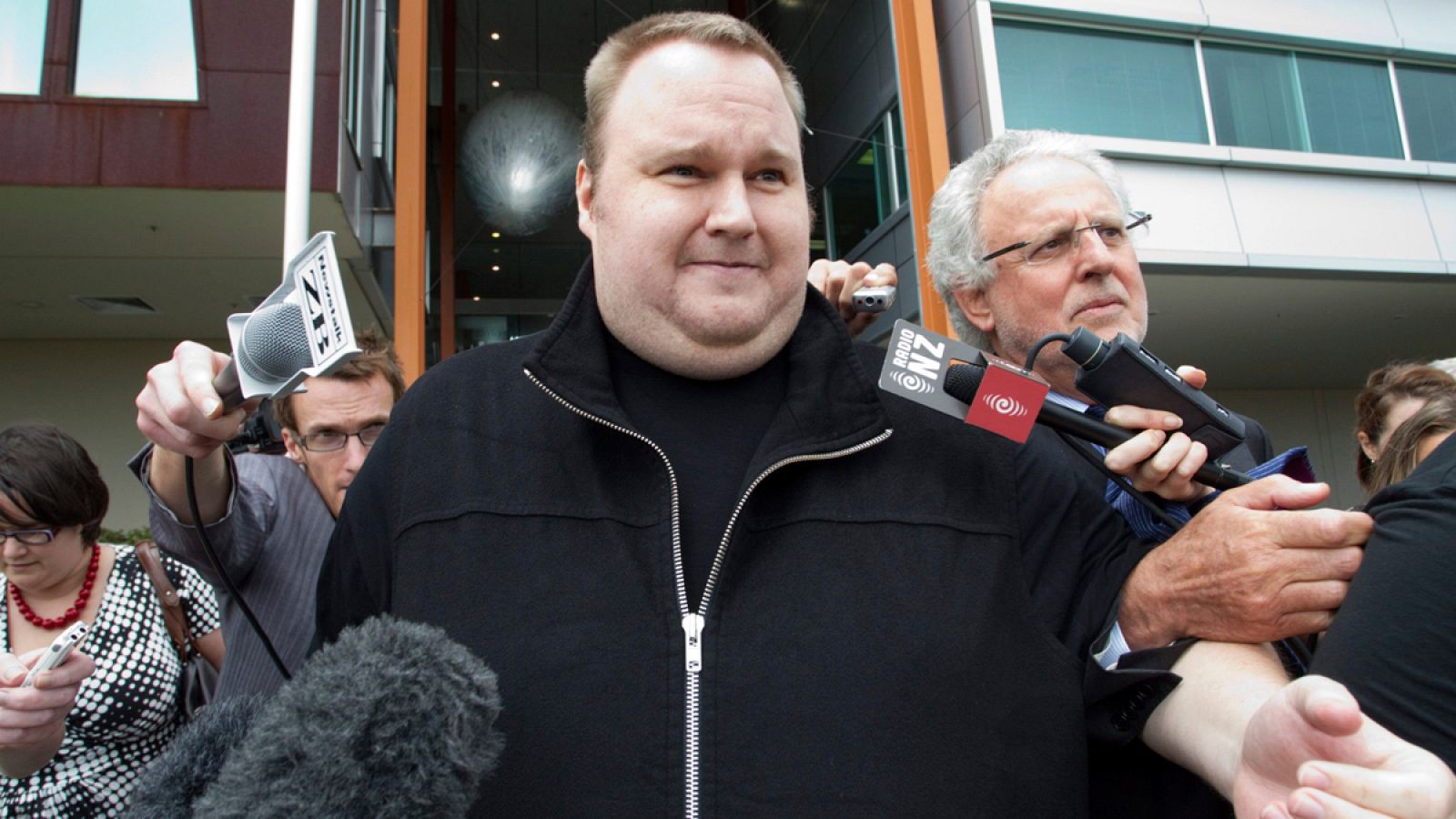 Imagen de archivo de Kit Dotcom, tras obtener la libertad condicional en Auckland (Nueva Zelanda), en 2012.