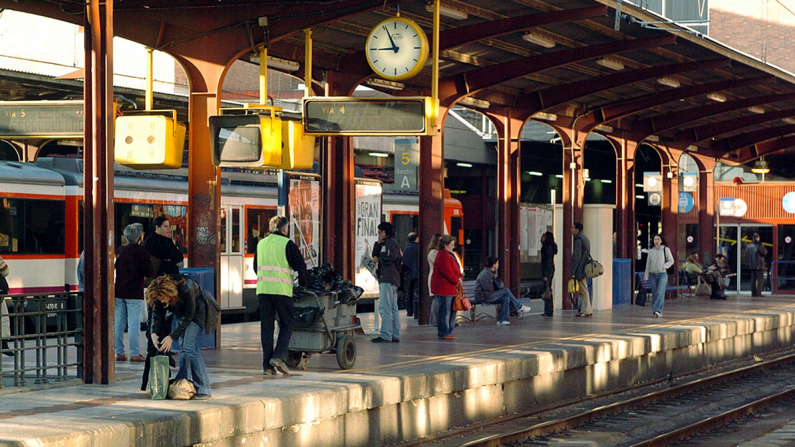 Vista de un andén en la estación madrileña de Chamartin