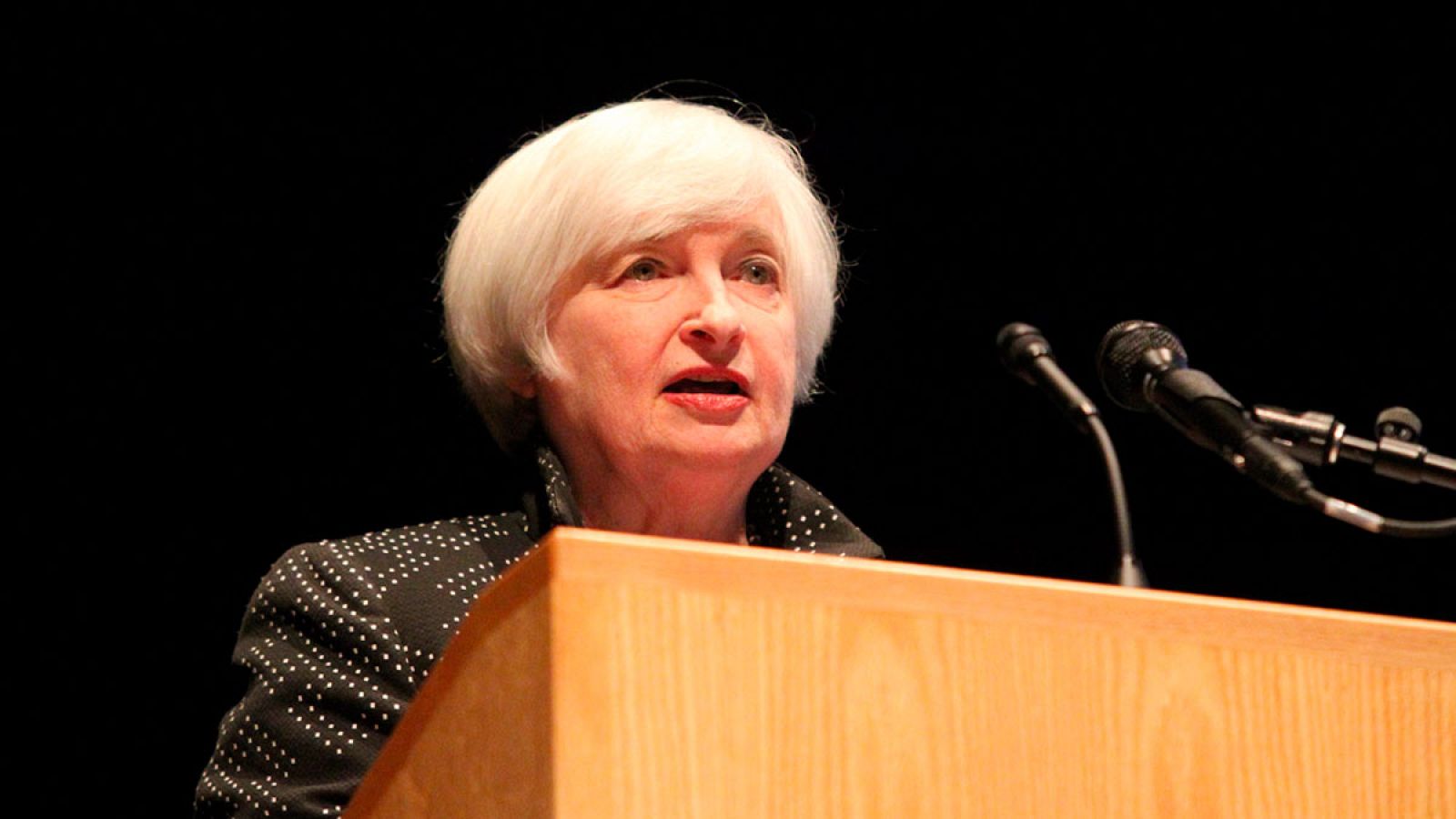 Janet Yellen, presidenta de la Reserva Federal de EE.UU. durante su discurso en la Universidad de Massachusetts.
