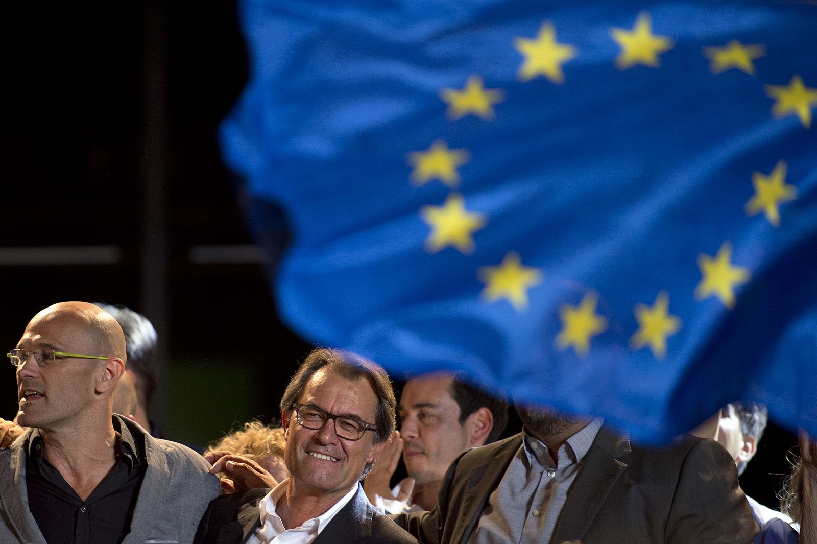 El presidente de la Generalitat, Artur Mas, y el líder de Junts pel Si, Raul Romeva, celebran la victoria de su formación en las elecciones autonómicas.