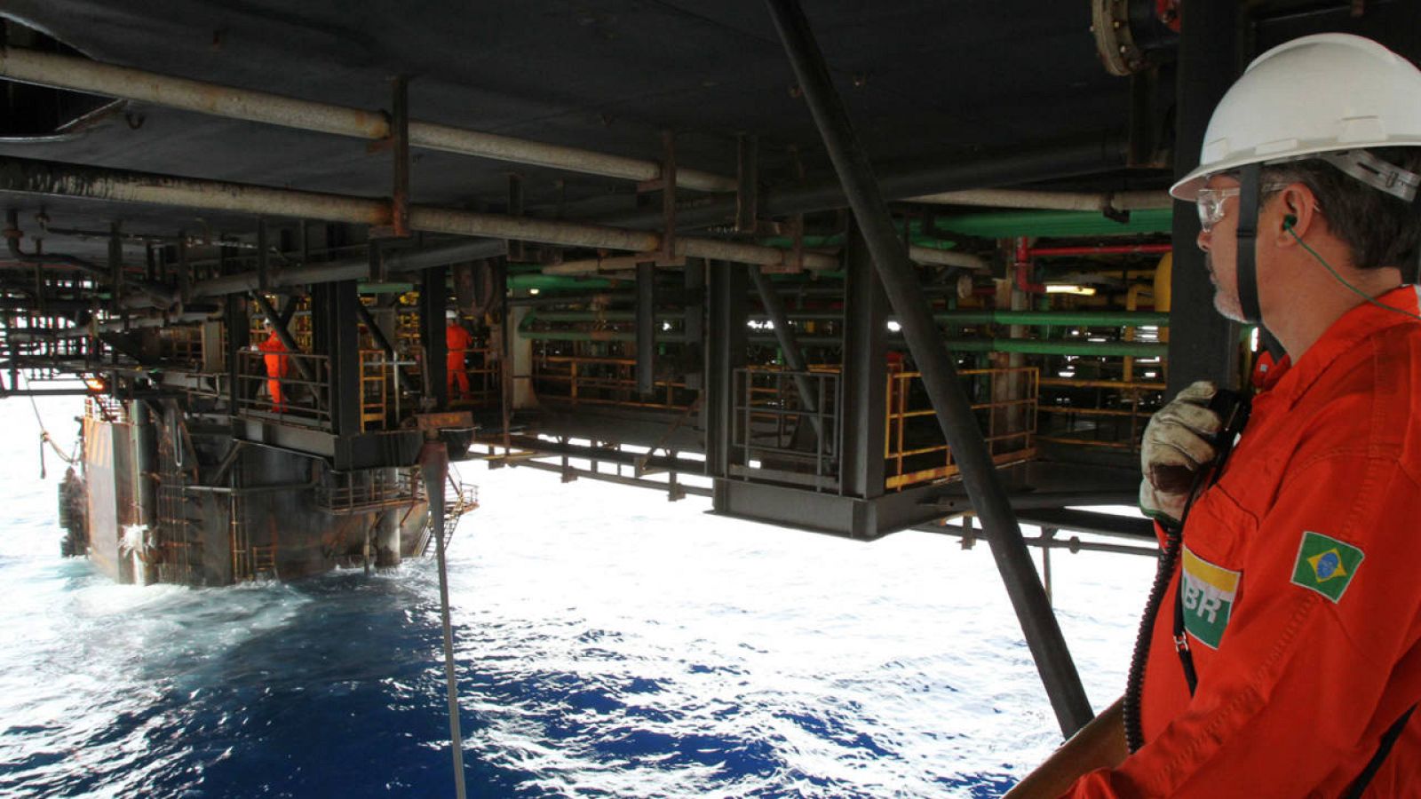 Un empleado de una de las plataformas de Petrobras trabajando en la Cuenca de Campos en el estado de Río de Janeiro