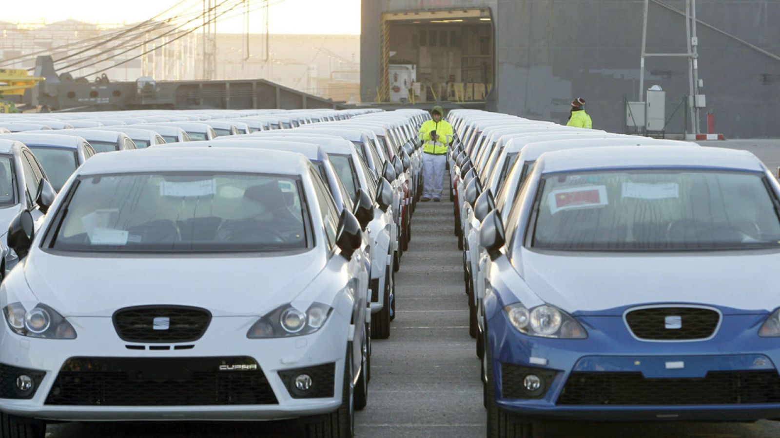 Coches de la marca Seat con destino a China en el puerto de Barcelona