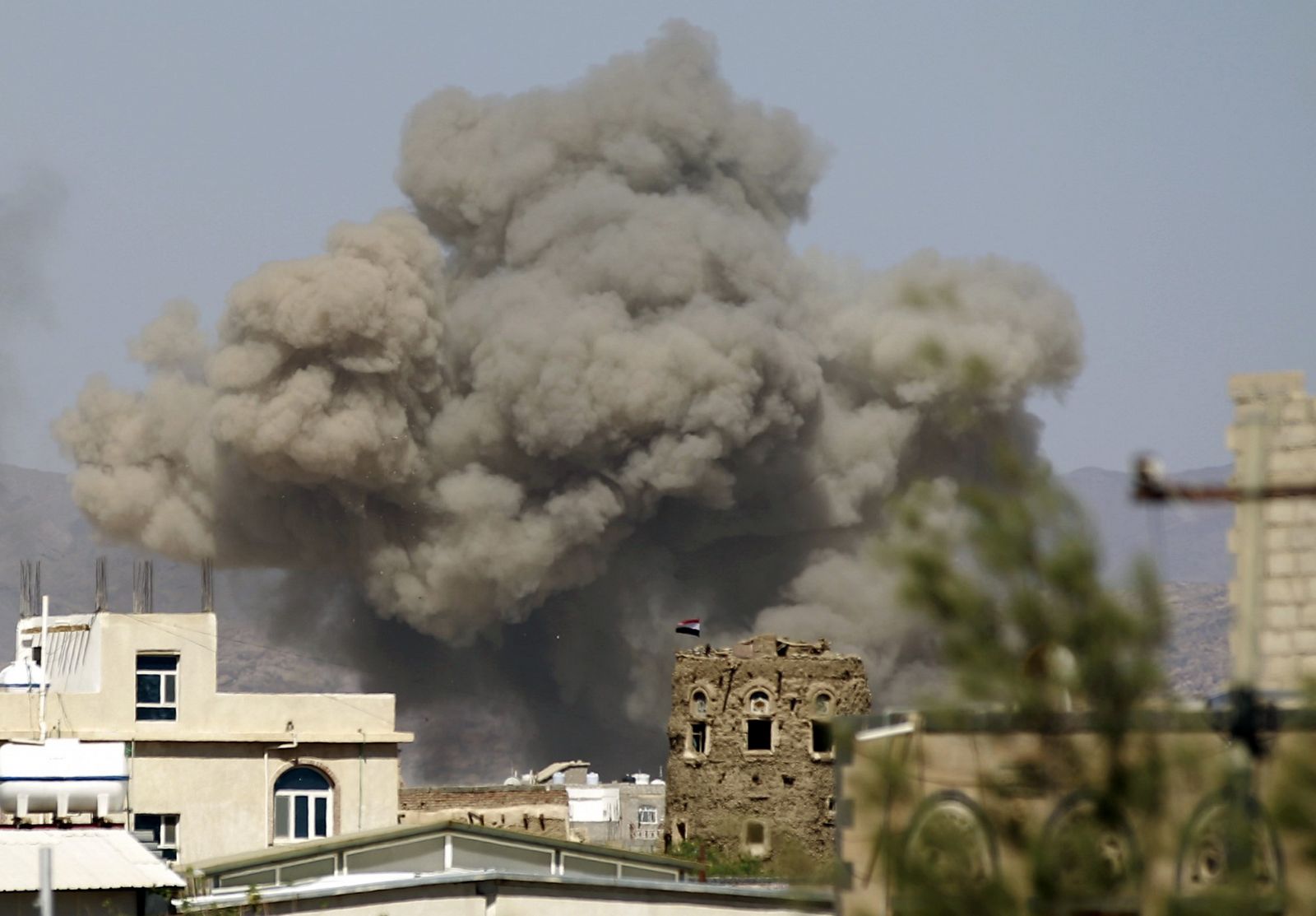 Un columna de humo se eleva cerrca de Al Dailami tras un bombardeo de la coalición árabe.