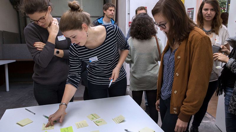 Reunión de varias trabajadoras en un espacio de coworking en Francia