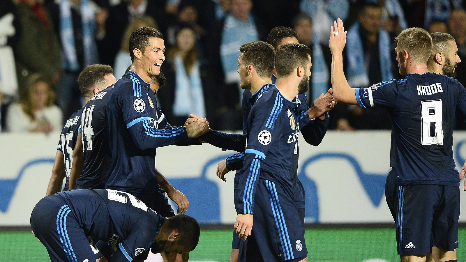 Ronaldo celebra con sus compañeros su tanto ante el Malmoe.