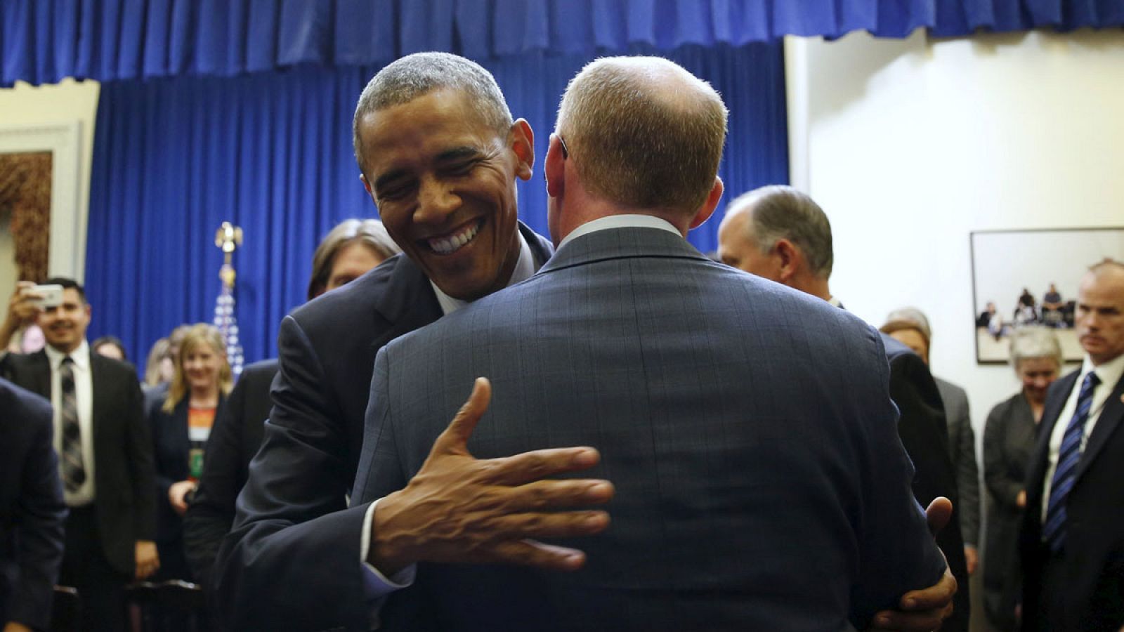 Obama abraza a uno de los congresistas demócratas con los que se reunió este miércoles en la Casa Blanca