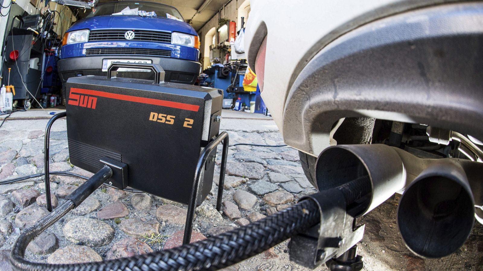 Un dispositivo mide los niveles de emisiones del motor diésel de un Volkswagen Golf 2.0 TDI en un taller de Fráncfort del Oder