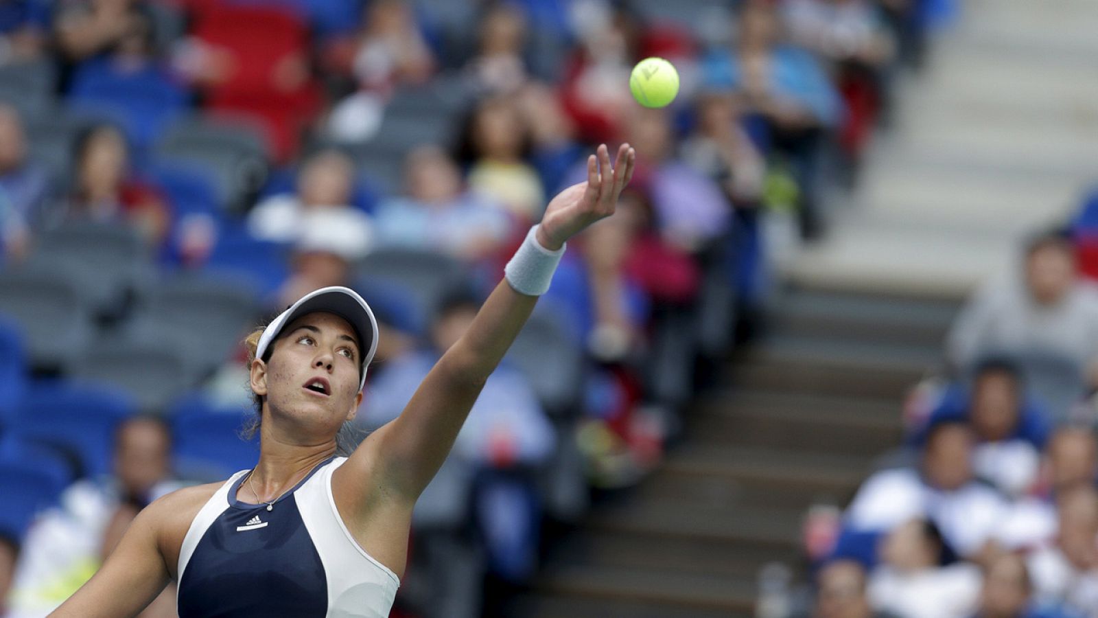 Garbiñe Muguruza devuelve una bola en el torneo de Wuhan