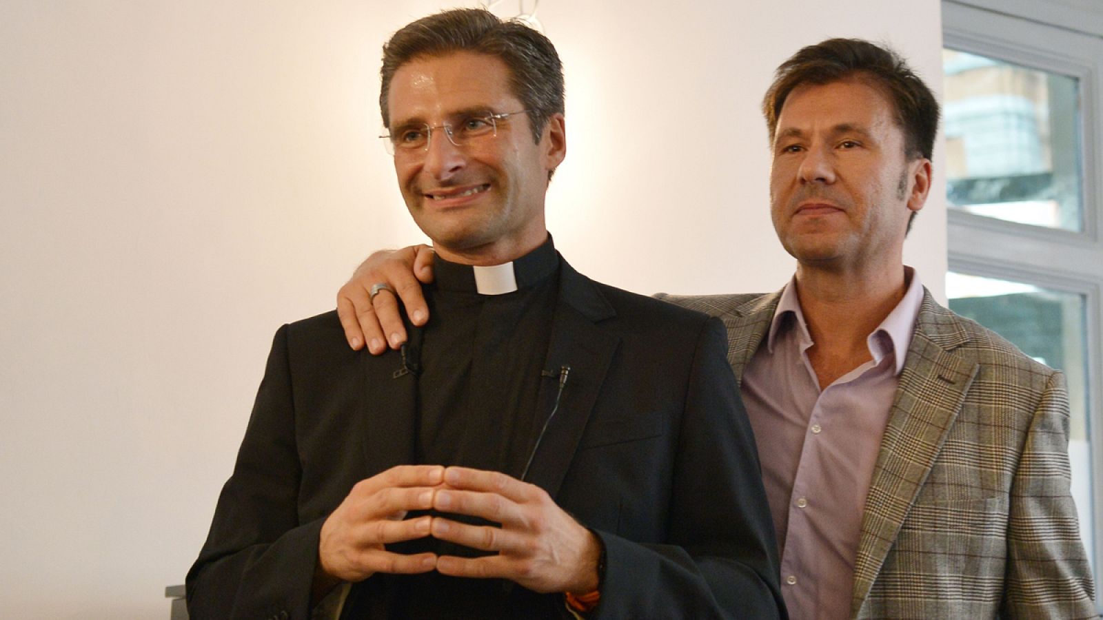 El sacerdote Krysztof Olaf Charamsa junto con su pareja durante la rueda de prensa
