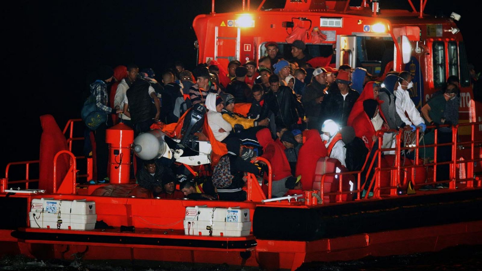 La Guardia Civil traslada al puerto de Almería a los tripulantes de cinco pateras