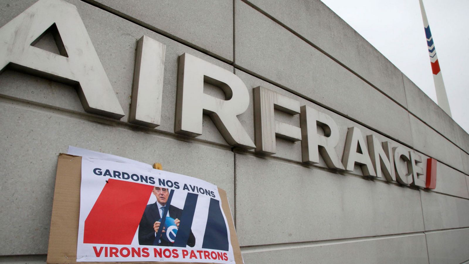 Un cartel en la sede central de Air France, con la fotografía de su consejero delegado, en el que se lee: "Conservemos los aviones, despidamos a los jefes"