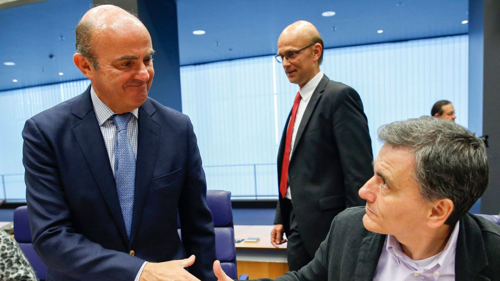 El ministro de Economía, Luis de Guindos, saluda al ministro griego de Finanzas, Euclides Tsakalotos, en el Eurogrupo