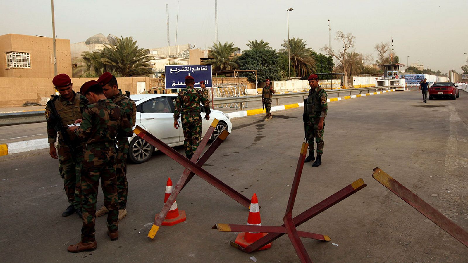 Control en la entrada de la 'zona verde' de Bagdad, reabierta parcialmente tras doce años