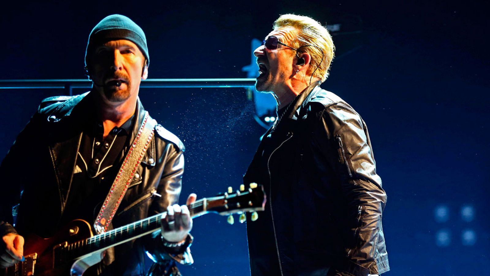 "The Edge" y Bono durante el concierto en el Palau Sant Jordi de Barcelona.