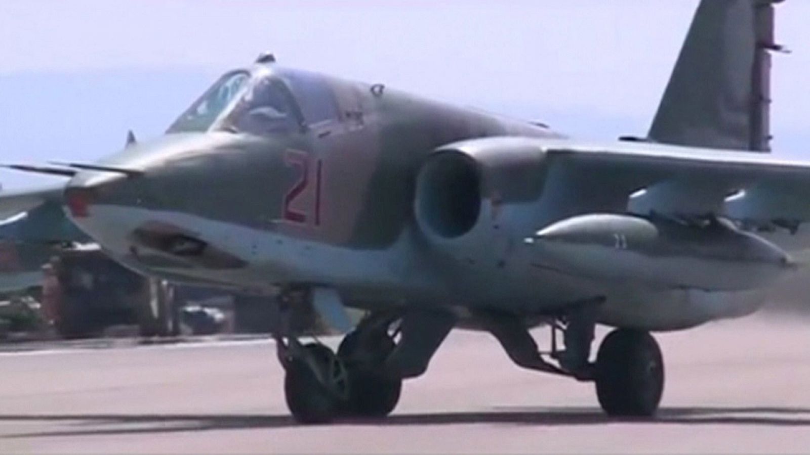 Captura de pantalla de un vídeo difundido por el Ministerio de Defensa ruso el 5 de octubre, que muestra un avión ruso en la base de Heymim, en Siria. Reuters/Ministerio de Defensa de Rusia