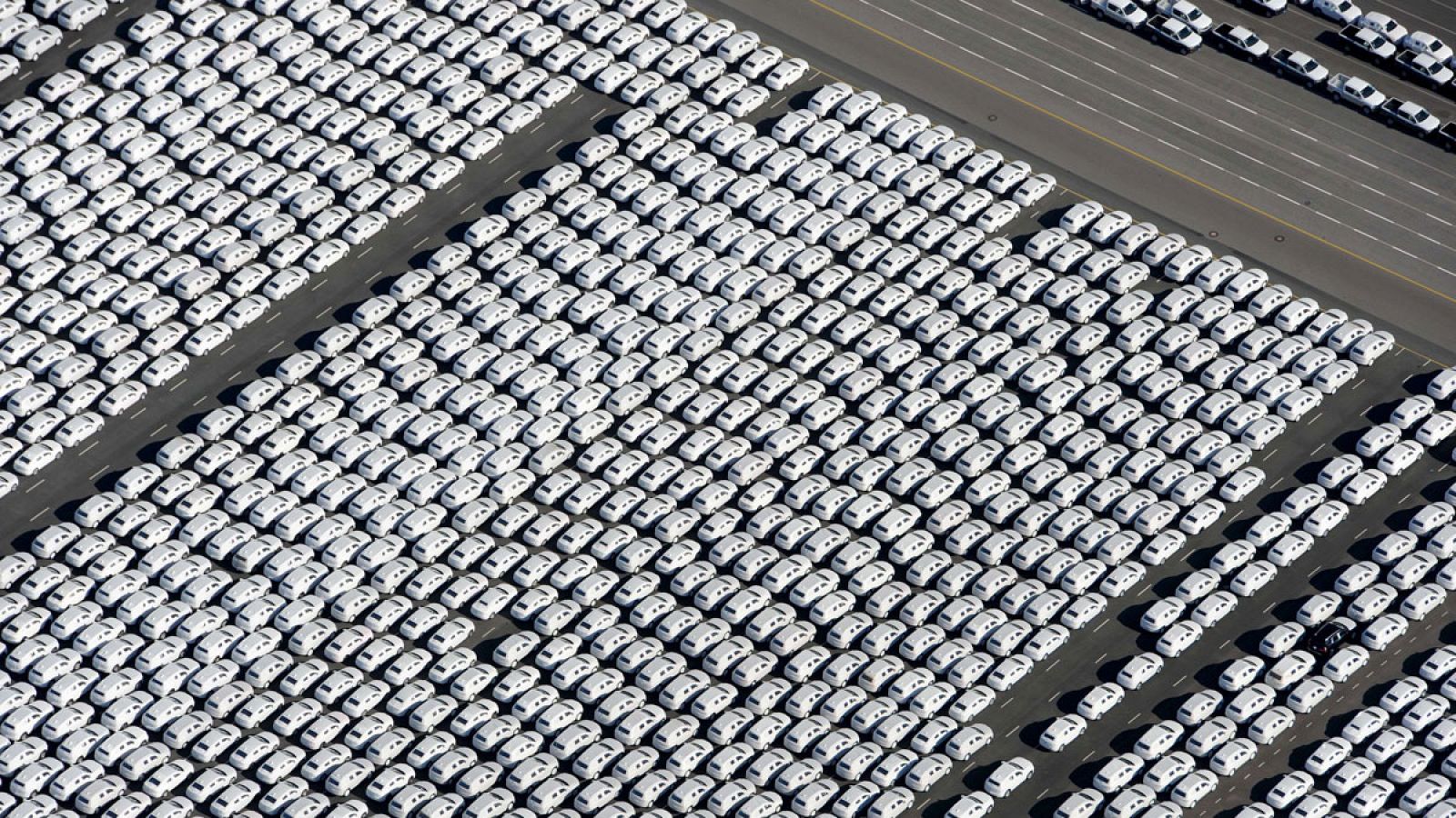 Coches de Volkswagen, en el aparcamiento de la fábrica que el grupo posee en la localidad alemana de Emden