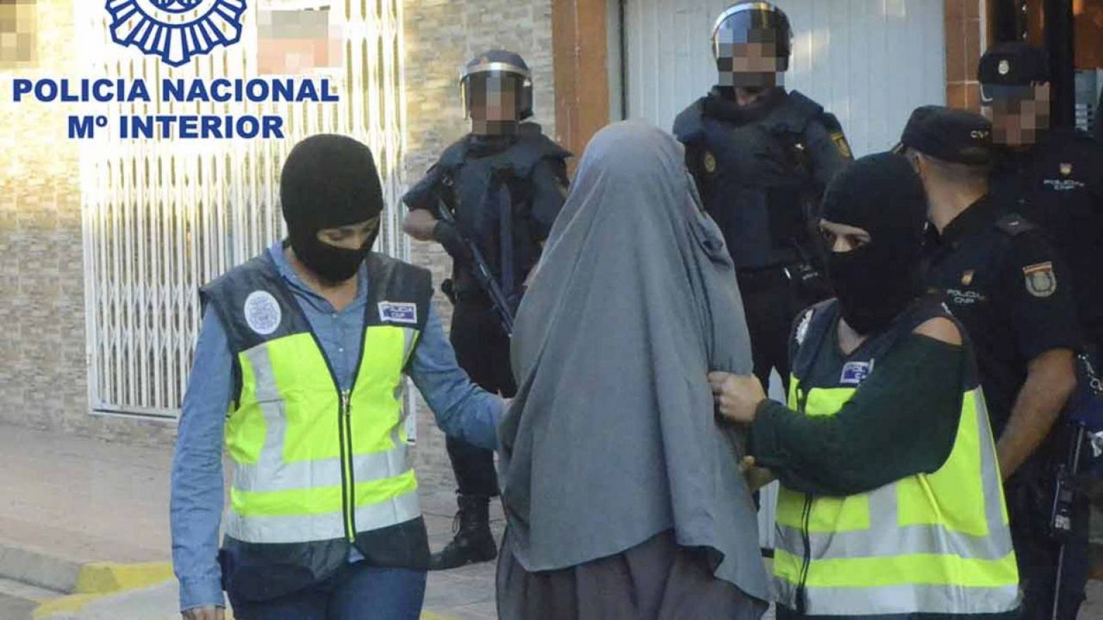 Agentes de la Policía Nacional durante la detención en Xeraco (Valencia) de una joven, de unos 20 años, por su presunta vinculación al Estado Islámico.