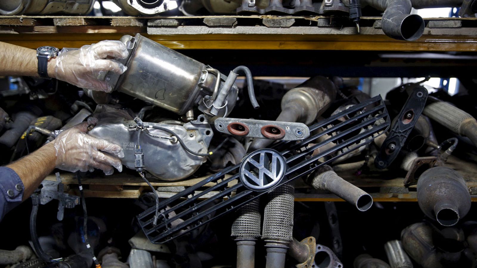 Detalle de piezas desgastadas de vehículos Volkswagen en un taller