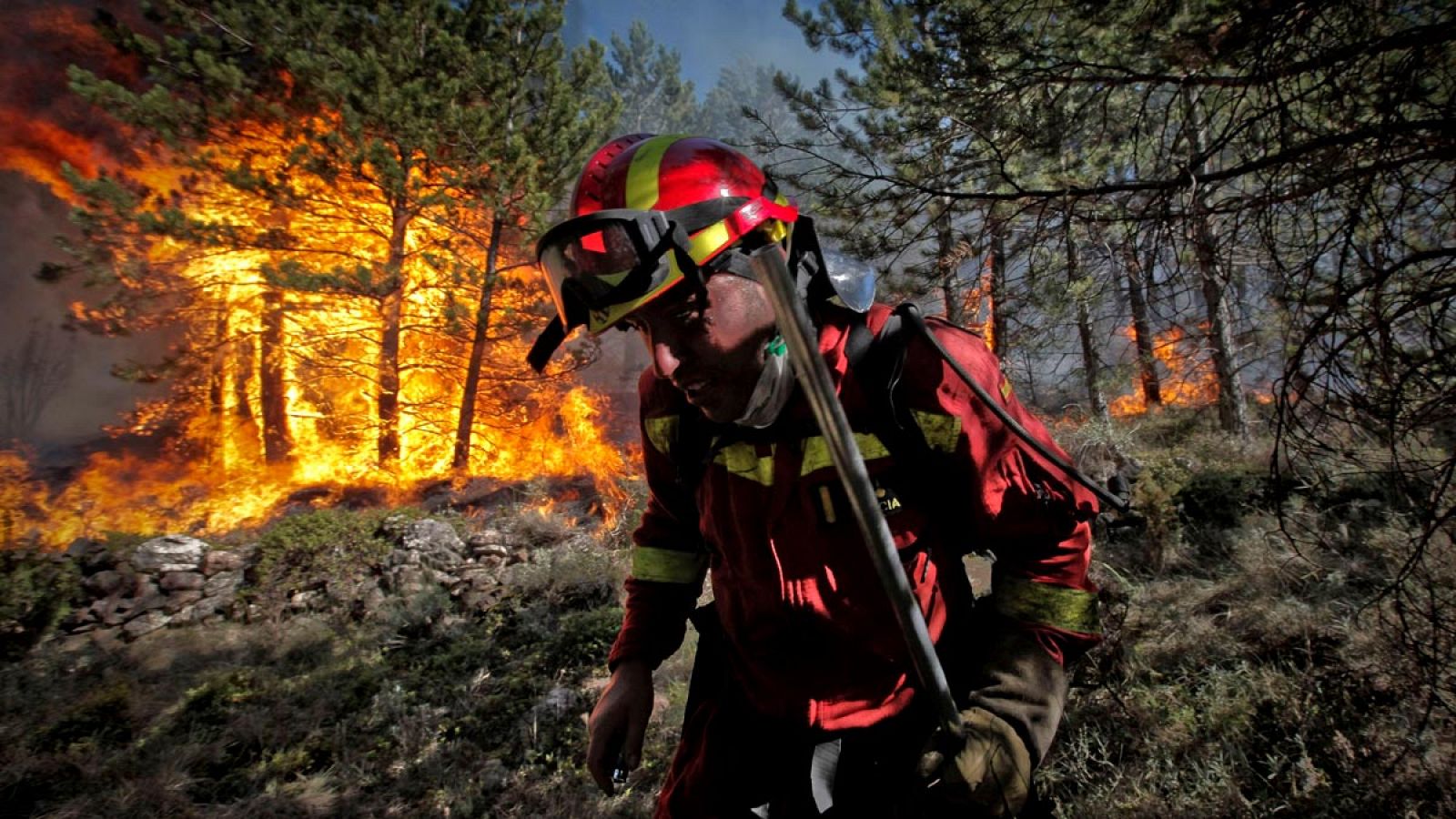 Un integrante de la UME en las labores de extinción de un incendio en Cañizar del Olivar (Teruel).