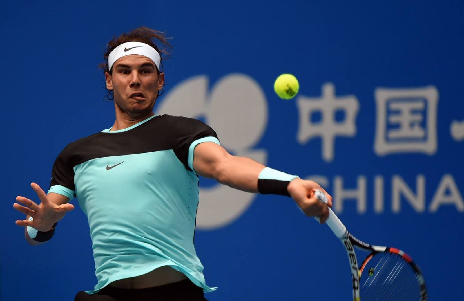 Rafael Nadal devuleve una bola durante el partido ante Pospisil.