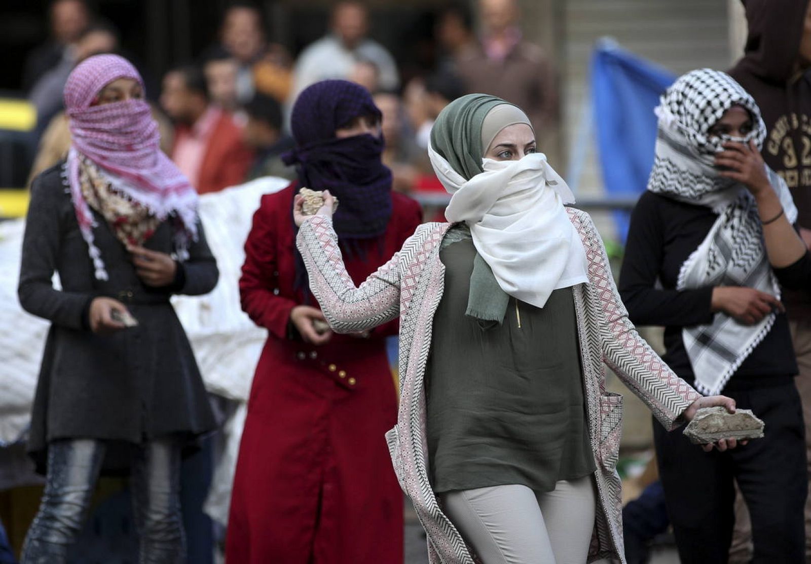 Manifestantes palestinas lanzan piedras durante los enfrentamientos contra las fuerzas israelíes, en Hebrón (Cisjordania), debido a las a escala de violencia en la región.