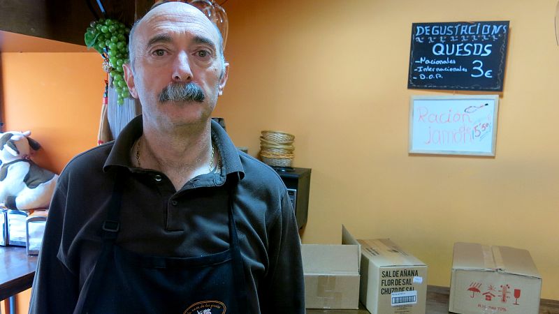 Agustín 'Tato' Abadía, en su tienda de quesos en Logroño.