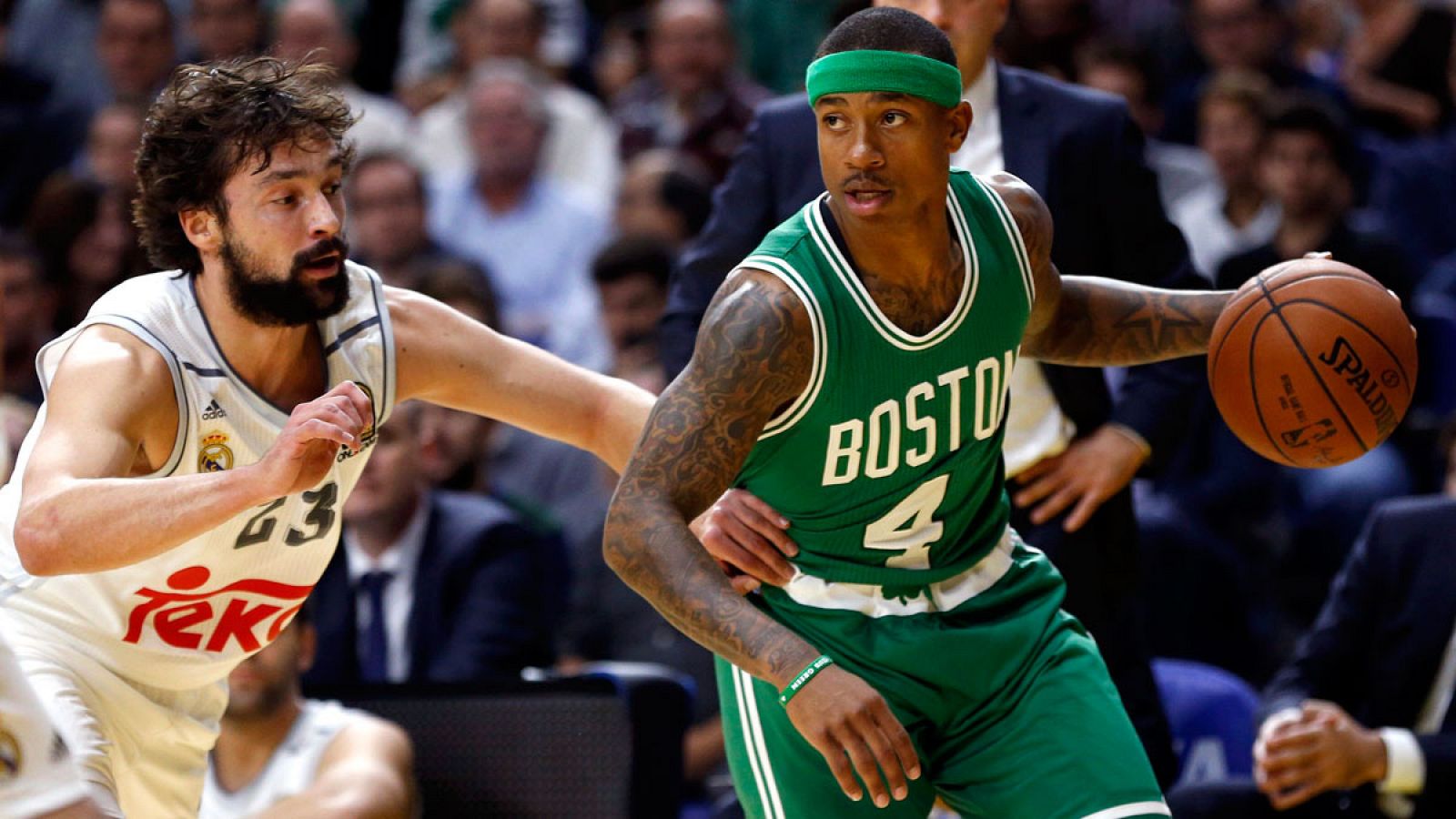 El base del Real Madrid Sergio Llull intenta impedir el avance del base de los Boston Celtics Isaiah Thomas durante el partido amistoso entre ambos equipos disputado en el Palacio de los Deportes de Madrid.