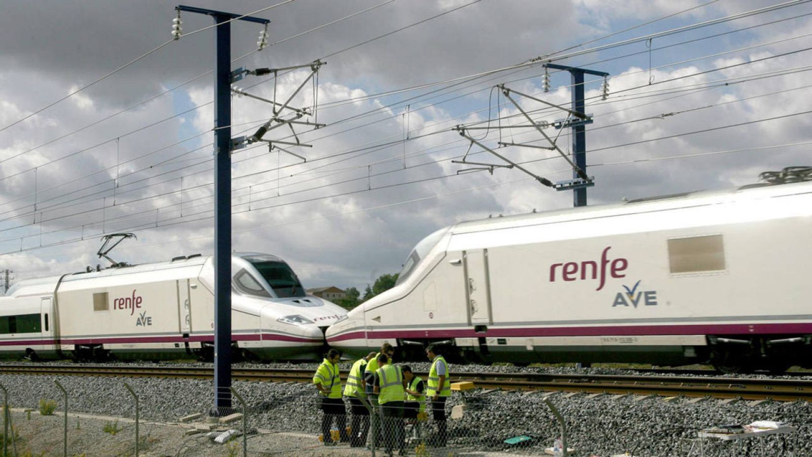 Técnicos de ADIF reparan los cables de cobre y de fibra óptica cortados en la línea de alta velocidad entre Barcelona y Figueres