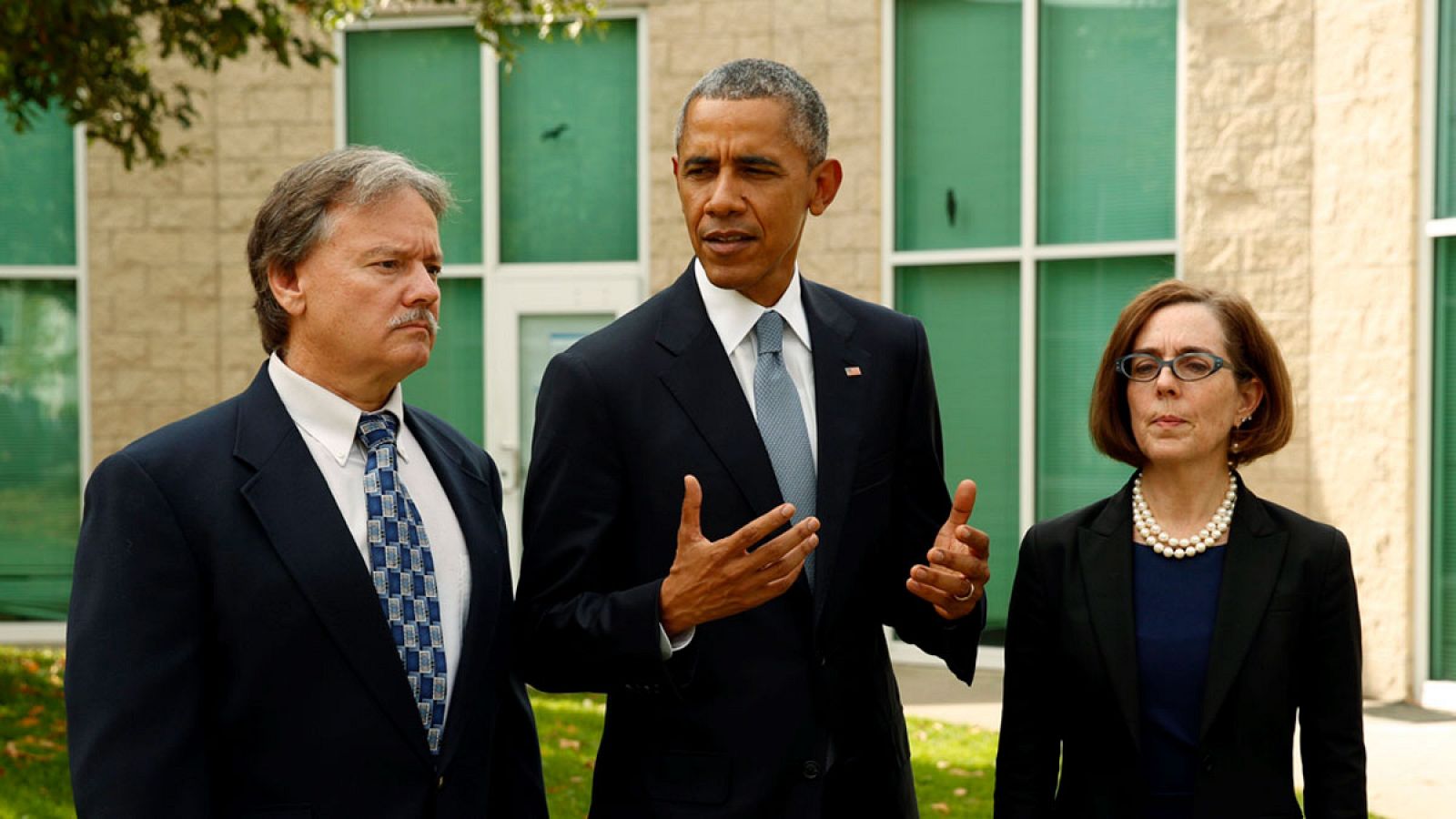El presidente de Estados Unidos, Barack Obama, el alcalde de Roseburg, Larry Rich y la gobernadora de Oregón, Kate Brown, tras el ecuentro con las víctimas del tiroteo.