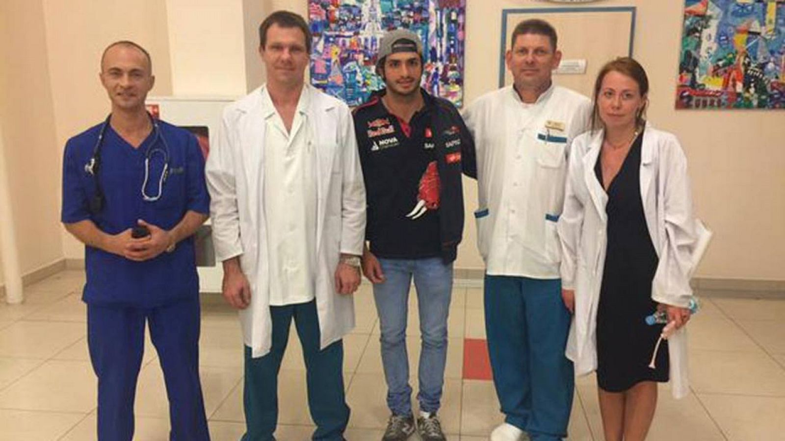 Carlos Sainz junto al equipo médico que le ha atendido