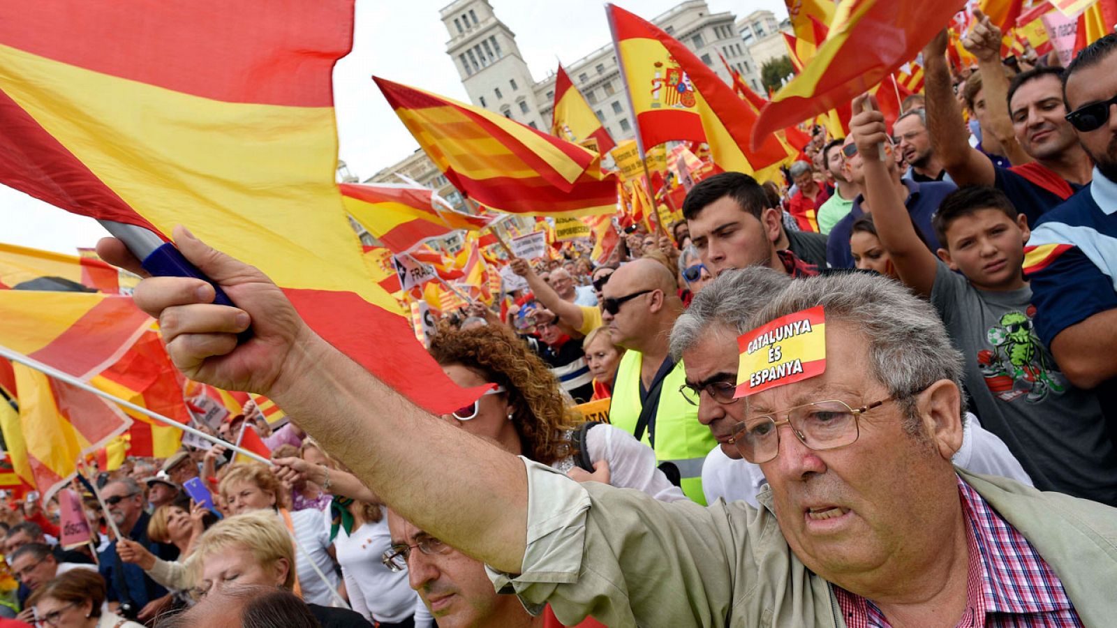 Miles de personas se han manifestado en Barcelona en contra de la independencia de Cataluña