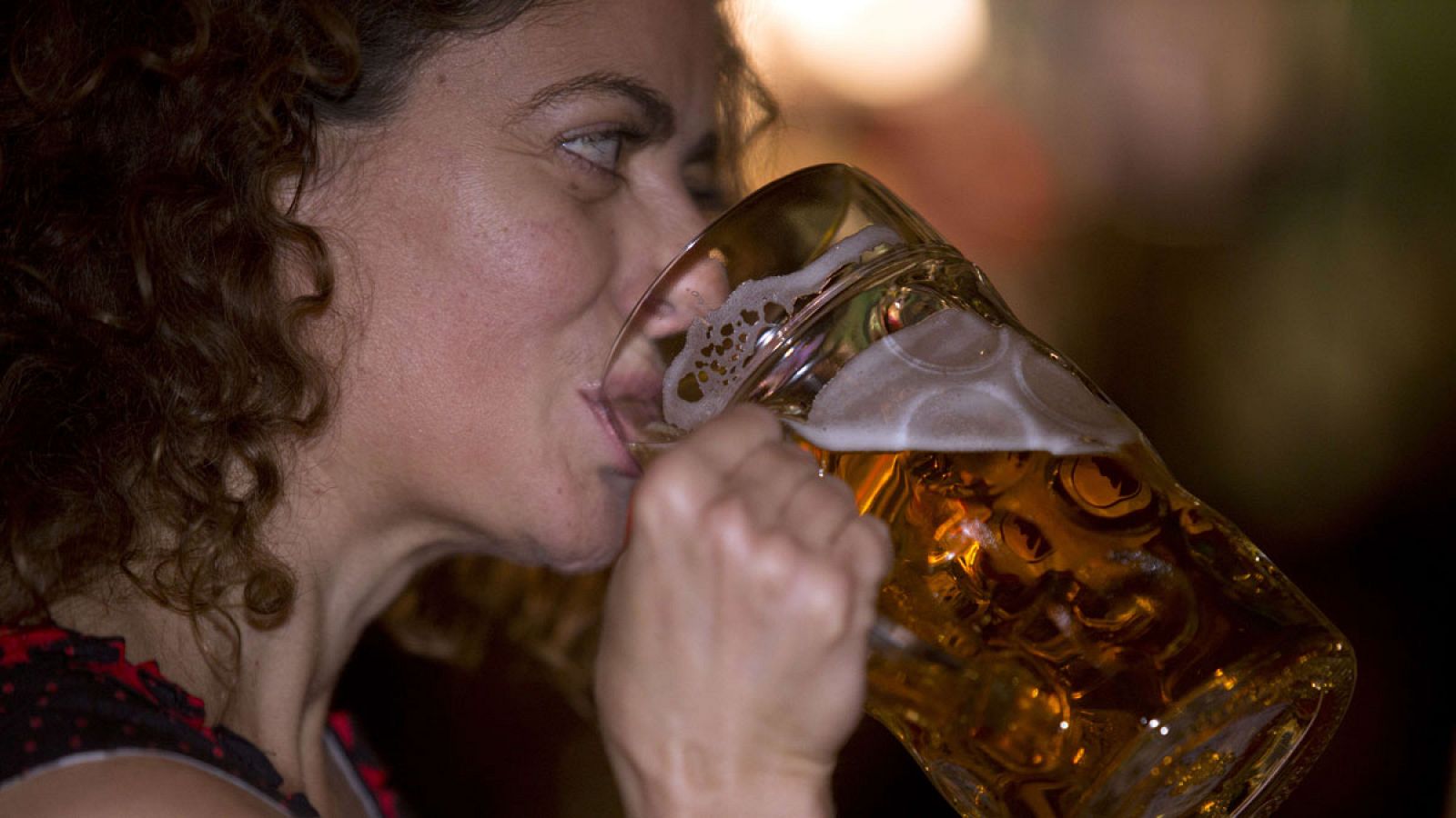 Una mujer bebe una cerveza en París
