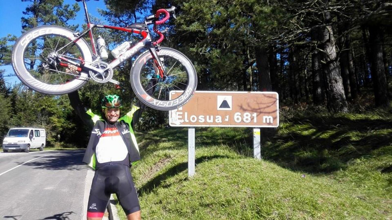 Ricardo Abad levanta la bici en la cima de Elosua durante su séptima etapa, entre San Sebastián y Vitoria.