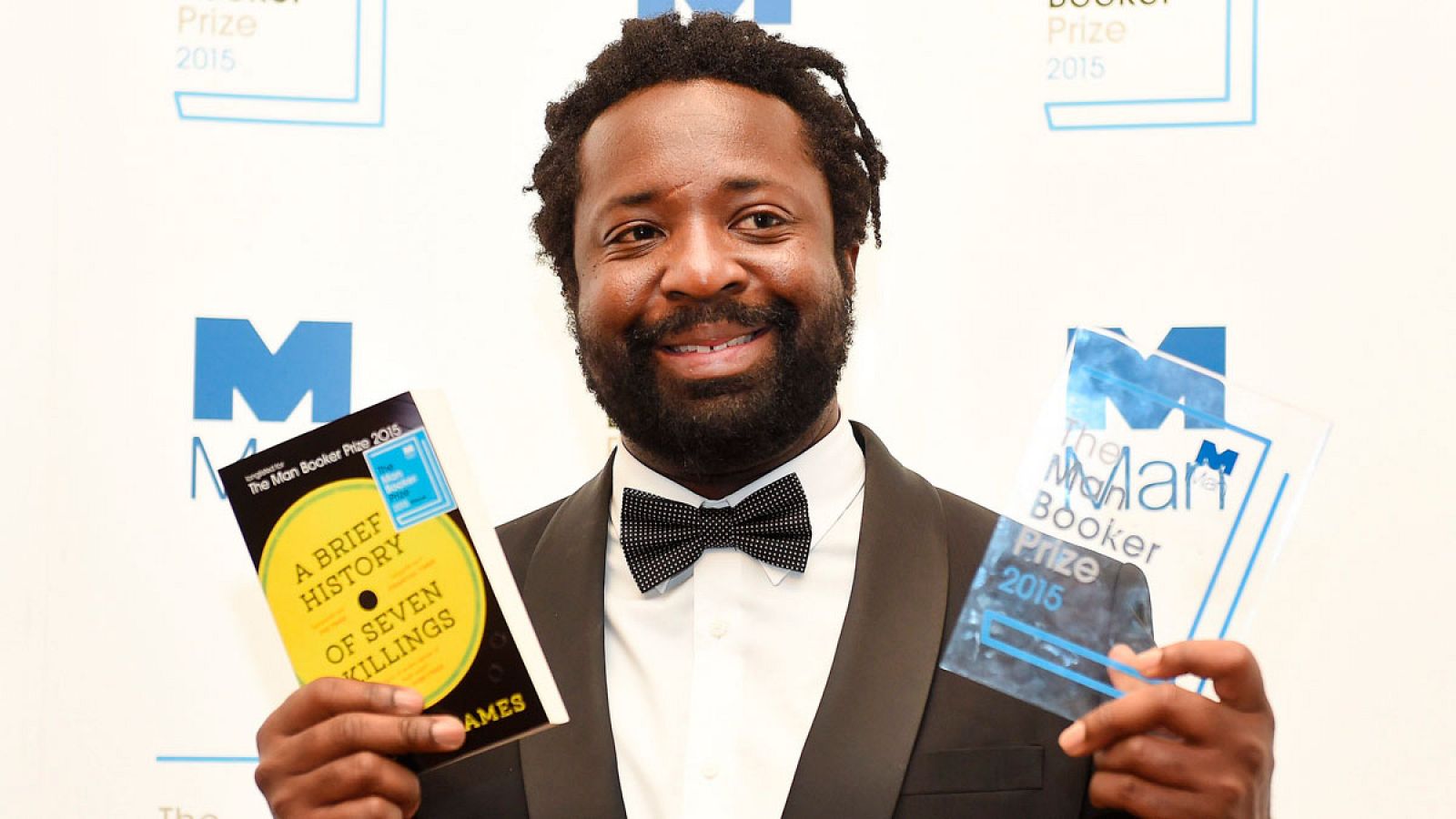 El escritor jamaicano Marlon James posa despu&eacute;s de ganar el premio literario Man Booker con su novela A Brief History of Seven Killings.