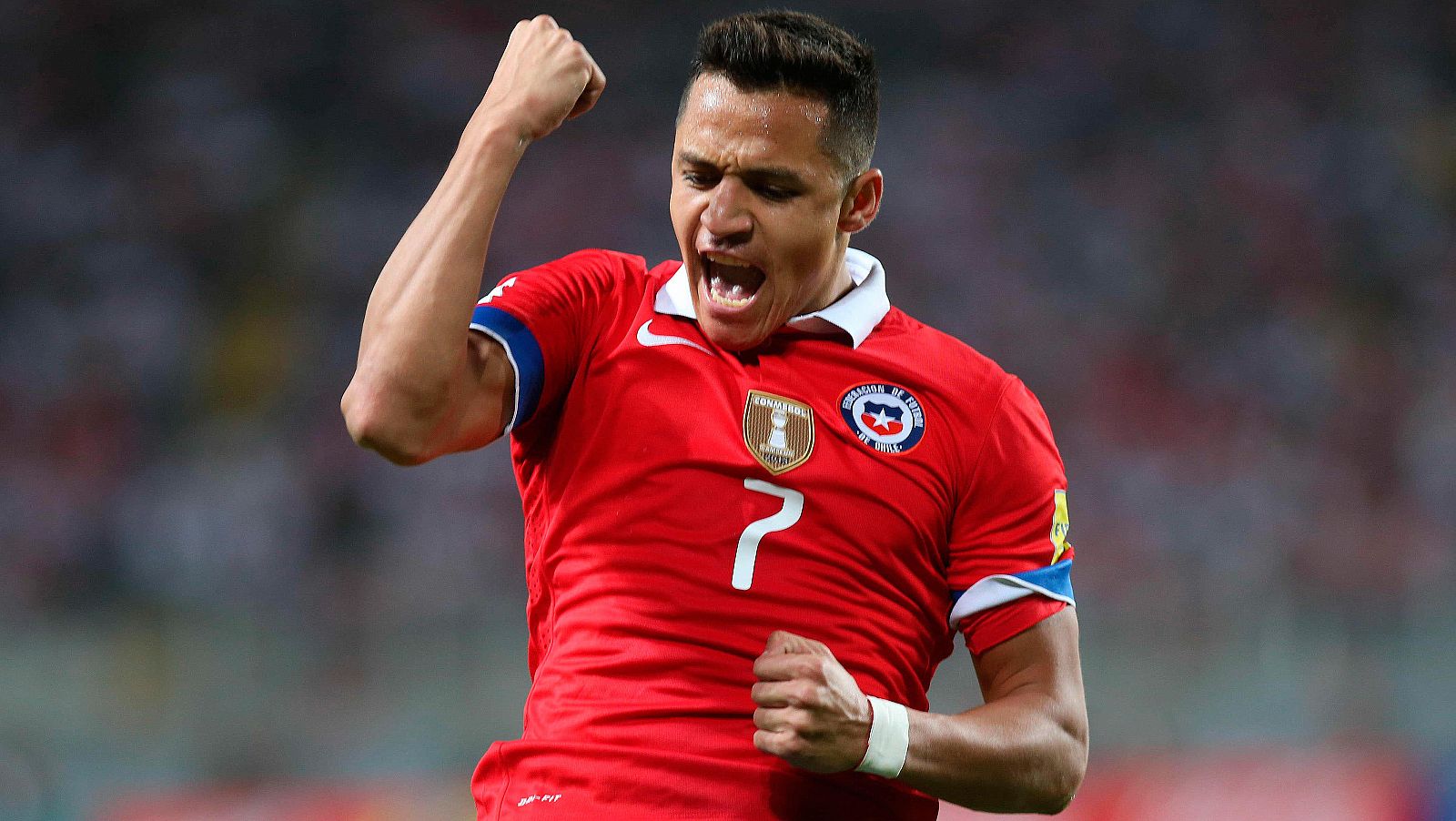 Alexis Sánchez celebra uno de sus dos goles a Perú.