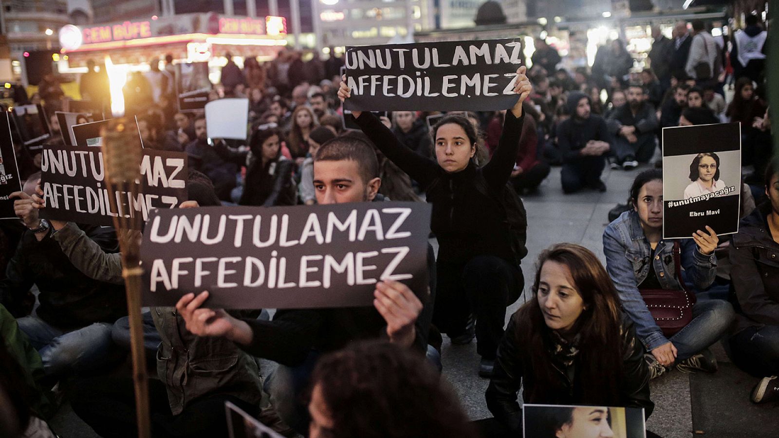 Manifestantes en Estambul (Turquía) sostienen carteles en los que se lee "Inolvidable, imperdonable" durante una manifestación de condena por el atentado de Ankara