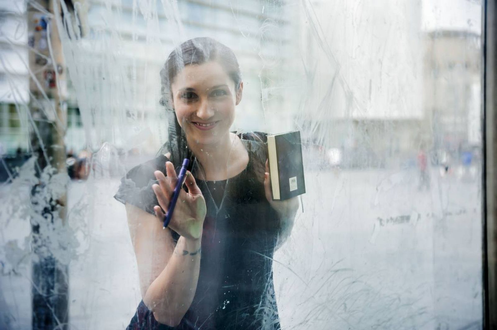   La nueva cara de "La mitad invisible", Clara Peñalver, es escritora de novelas de suspense