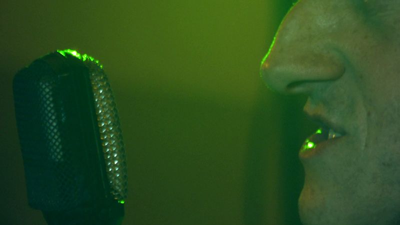 Fotograma del videoclip "Regresa a Irlanda" de Ilegales